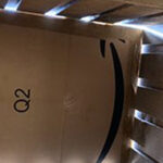 有人用紙板來製窗廉，阻擋陽光入侵