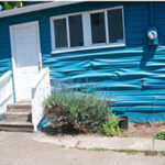 屋外的壁板也被曬至起泡