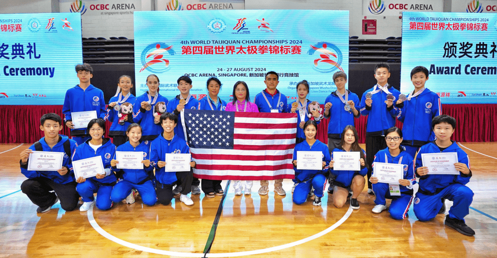 「第四屆世界太極拳錦標賽」美國隊領隊、教練，與競賽組、演示組選手合影
