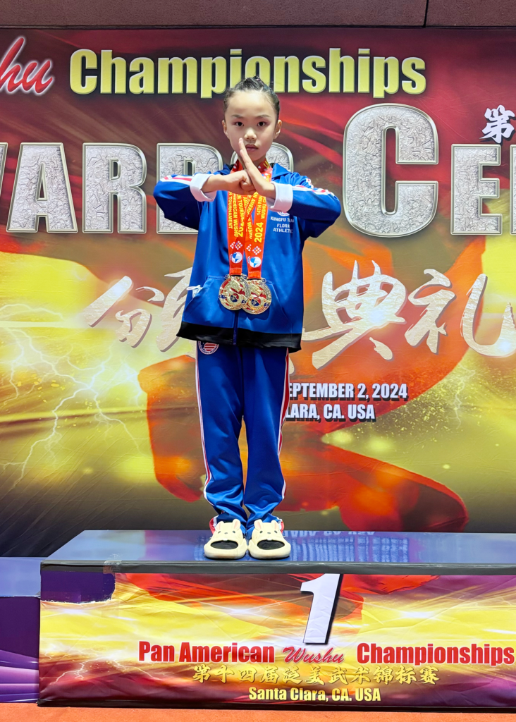 美國武術中心年齡最小的參賽選手 Flora Chen（8歲）在 「第十四屆泛美武術錦標賽」中斬獲兩枚金牌