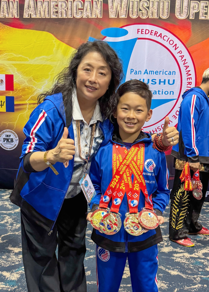Frank Li 獲「第十四屆泛美武術錦標賽」套路C組2枚金牌、傳統項目1枚金牌、1枚銅牌。圖為Frank Li與主教練高佳敏（左）在頒獎典禮上合影