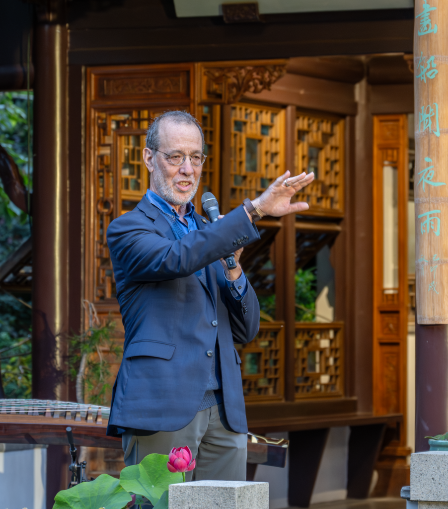 州參議員邁克爾 德蒙布羅在開幕式上致辭