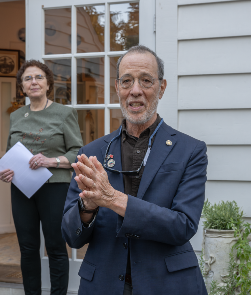 州參議員邁克爾·德蒙布羅在慶祝會上致辭。左為俄勒岡中國理事會副主席夏洛特