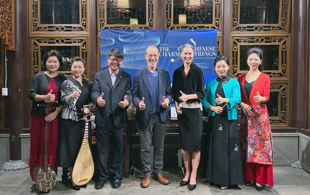 左起：演奏家張柳萌、劉小菁，文化參贊王文輝，州議員德蒙布羅，演奏家馬英俊、李寒於演出結束後合影