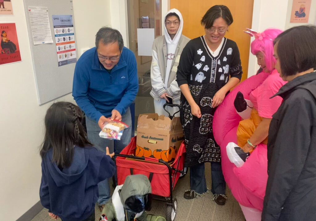 李汝堯主席向學生們派發糖果禮品