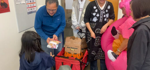 李汝堯主席向學生們派發糖果禮品