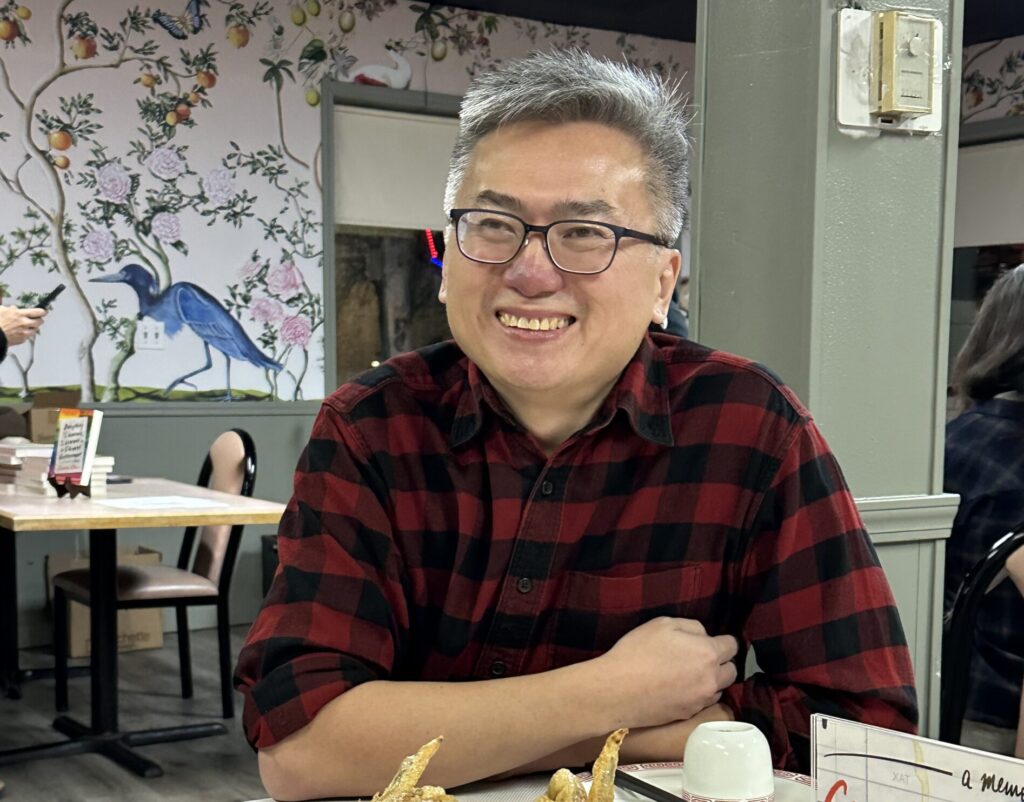 美國華裔作家陳國材（Curtis Chin）