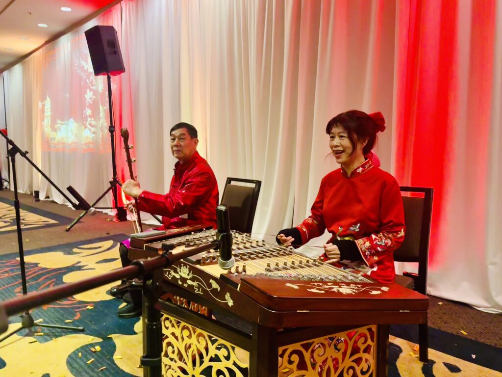 曹賢紅的揚琴和黎文惠的二胡表演