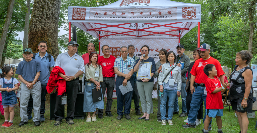 中華會館董事會為波特蘭新聞社長許張淑儀頒發「終身社區服務獎」,由波特蘭新聞Susan代領並致答謝詞
