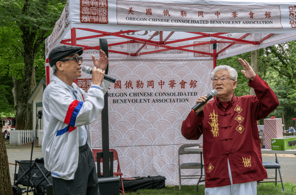 兩位長者的歌曲演唱《一壺老酒》深受歡迎