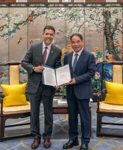  瓦格納議長（左）將俄勒岡州對華友好決議的復印件，交給廣東省人大副主任葉貞琴