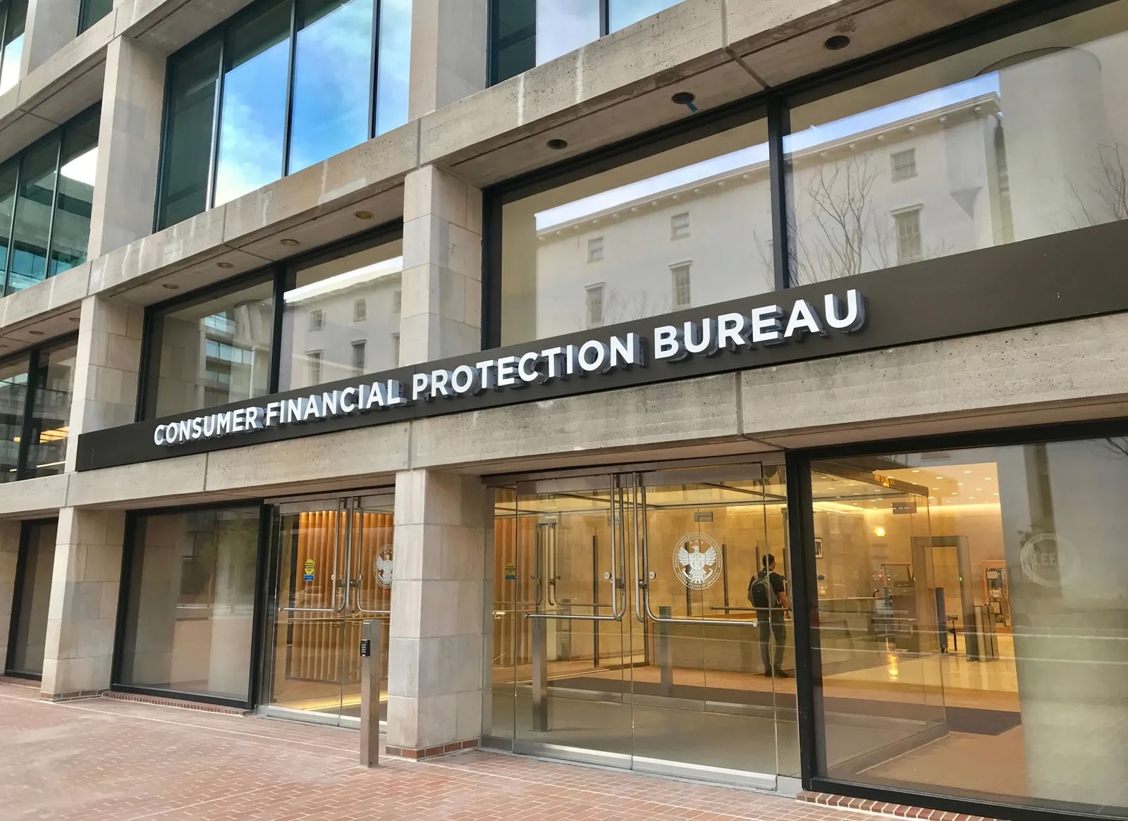 俄勒岡聯合20州告川普政府 力保「消費者金融保護局」 - 波特蘭新聞